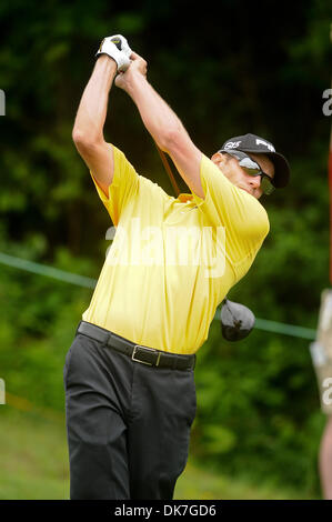 Giugno 23, 2011 - Cromwell, Connecticut, Stati Uniti - Nick O'Hern unità off del XIII tee durante il primo round azione a viaggiatori campionato al TPC River Highlands a Cromwell, Connecticut. Giocare è stata sospesa a 11:30am a causa di condizioni meteorologiche avverse. (Credito Immagine: © Geoff Bolte/Southcreek globale/ZUMAPRESS.com) Foto Stock