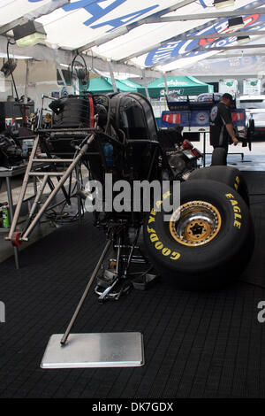 Giugno 23, 2011 - Norwalk, Ohio, Stati Uniti - Robert Hight divertente auto si siede, in attesa di essere assemblato nella sua zona pit. (Credito Immagine: © Alan Ashley/Southcreek globale/ZUMAPRESS.com) Foto Stock