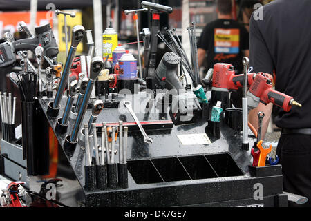 Giugno 23, 2011 - Norwalk, Ohio, Stati Uniti - le gocce di pioggia coprire gli strumenti del commercio in uno dei box. (Credito Immagine: © Alan Ashley/Southcreek globale/ZUMAPRESS.com) Foto Stock