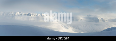 Vista panoramica delle montagne in inverno a Spitsbergen. Foto Stock