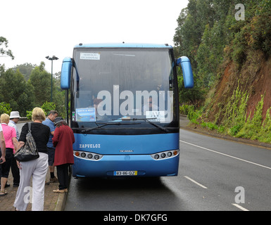 Madeira Portogallo. I turisti tornando sull isola gita in Nuvoloso Pioggia Foto Stock