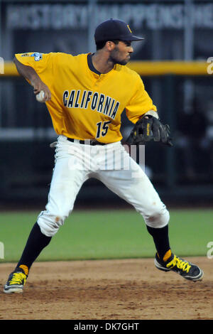 Giugno 23, 2011 - Omaha, Nebraska, Stati Uniti - Marcus Semien (15) getta al primo per il fuori. Virginia ha sconfitto la California 8-1 presso il College World Series a TD Ameritrade Park in Omaha, Nebraska. La California è eliminato dal torneo e Virginia gioca Carolina del Sud Venerdì notte. (Credito Immagine: © Steven Branscombe/Southcreek globale/ZUMApress.com) Foto Stock