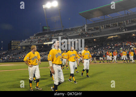 Giugno 23, 2011 - Omaha, Nebraska, Stati Uniti - Virginia sconfitto California 8-1 presso il College World Series a TD Ameritrade Park in Omaha, Nebraska. La California è eliminato dal torneo e Virginia gioca Carolina del Sud Venerdì notte. (Credito Immagine: © Steven Branscombe/Southcreek globale/ZUMApress.com) Foto Stock