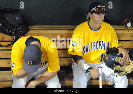 Giugno 23, 2011 - Omaha, Nebraska, Stati Uniti - Michael Theofanopoulos (10) guarda fuori campo lato dopo Virginia sconfitto California 8-1 presso il College World Series a TD Ameritrade Park in Omaha, Nebraska. La California è eliminato dal torneo e Virginia gioca Carolina del Sud Venerdì notte. (Credito Immagine: © Steven Branscombe/Southcreek globale/ZUMApress.com) Foto Stock