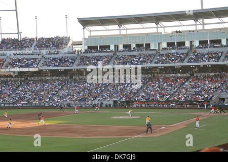 Giugno 23, 2011 - Omaha, Nebraska, Stati Uniti - appassionati di godere una serata al ballpark e guardato la Virginia sconfitta California 8-1 presso il College World Series a TD Ameritrade Park in Omaha, Nebraska. La California è eliminato dal torneo e Virginia gioca Carolina del Sud Venerdì notte. (Credito Immagine: © Steven Branscombe/Southcreek globale/ZUMApress.com) Foto Stock