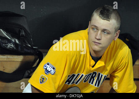 Giugno 23, 2011 - Omaha, Nebraska, Stati Uniti - Kevin Miller (41) realizza il sogno di stagione è finita dopo la Virginia sconfitto California 8-1 presso il College World Series a TD Ameritrade Park in Omaha, Nebraska. La California è eliminato dal torneo e Virginia gioca Carolina del Sud Venerdì notte. (Credito Immagine: © Steven Branscombe/Southcreek globale/ZUMApress.com) Foto Stock