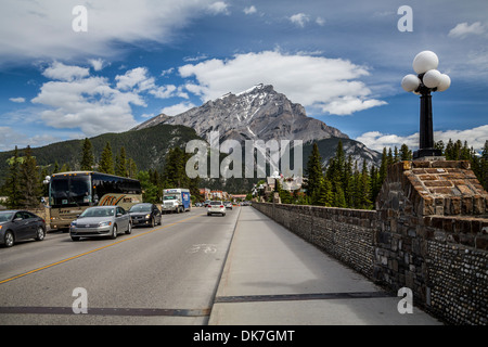 Strada principale Banff con la Cascade Mountain nel Parco Nazionale di Banff, Alberta, Canada. Foto Stock