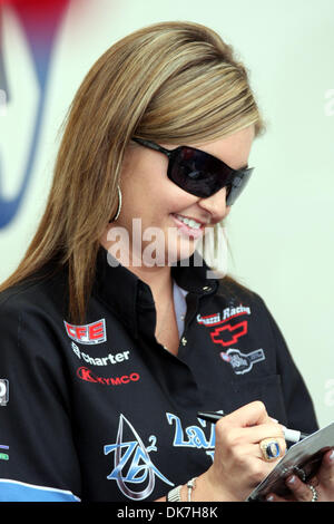 Giugno 24, 2011 - Norwalk, Ohio, Stati Uniti - Pro Stock driver Enders Erica firma autografi per i fans. (Credito Immagine: © Alan Ashley/Southcreek globale/ZUMAPRESS.com) Foto Stock