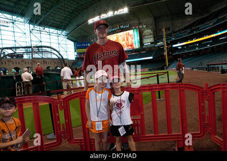 Giugno 24, 2011 - Houston, Texas, Stati Uniti - Houston Astros Outfielder Hunter pence (9) pone per le immagini con due Astros della ventola. Tampa Bay Rays battere Houston Astros 5 - 1 al Minute Maid Park a Houston in Texas. (Credito Immagine: © Juan DeLeon/Southcreek globale/ZUMAPRESS.com) Foto Stock