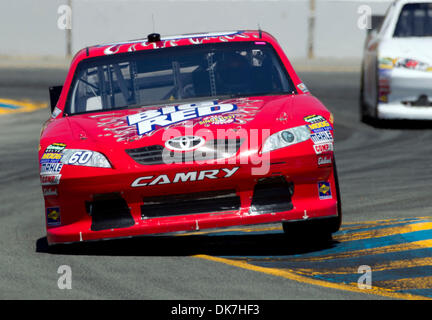 Giugno 24, 2011 - Sonoma, California, Stati Uniti - Driver di NASCAR Mike Skinner #60 in pratica durante il XXIII Incontro annuale Toyota/Save Mart 350 a Infineon Raceway di Sonoma, CA il 24 giugno 2011. (Credito Immagine: © William Mancebo/ZUMAPRESS.com) Foto Stock