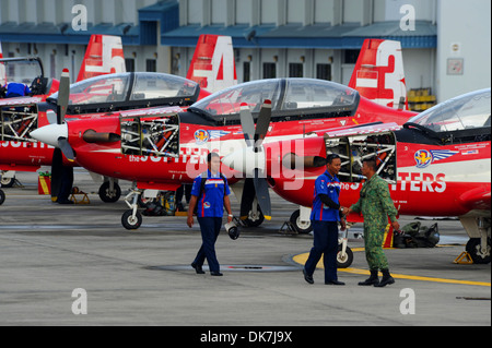 RIMBA AIR BASE, Brunei -- i membri dell'equipaggio dell'Indonesian Giove Aerobatic Team si prepara a eseguire la post-Procedure di volo a poppa Foto Stock