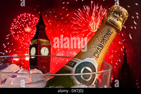 Bottiglia di champagne su ghiaccio in wine cooler con Big Ben dietro a mezzanotte con grande festa fuochi d'artificio Foto Stock