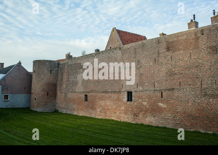 Centro medievale fortificata nel muro della cittadina olandese di Elburg Foto Stock