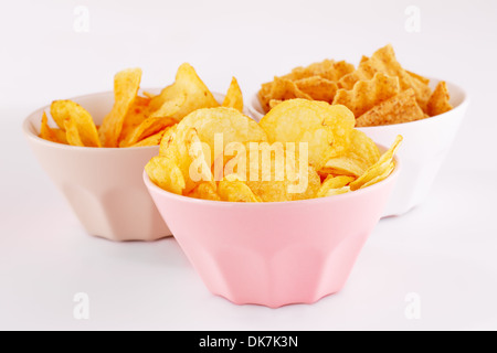 Patate e grano chip in ciotole isolato su sfondo grigio. Foto Stock