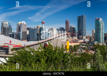 La Scotiabank Saddledome e lo skyline della città di Calgary, Alberta, Canada Foto Stock
