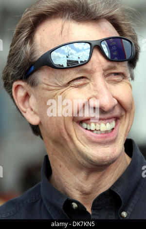 Giugno 25, 2011 - Norwalk, Ohio, Stati Uniti - Bob Bode sorride mentre parla ai tifosi. (Credito Immagine: © Alan Ashley/Southcreek globale/ZUMAPRESS.com) Foto Stock