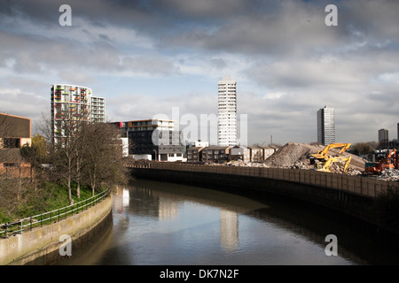 Blocchi a torre in falegnami Station Wagon Borough of Newham est di Londra Foto Stock