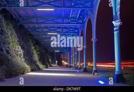 Sotto gli archi di notte, Madeira Drive, Brighton East Sussex, England, Regno Unito Foto Stock