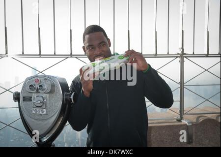 Manhattan, New York, Stati Uniti d'America. 3 dicembre, 2013. JUSTIN TUCK, NY Giants difensivo fine e alla metropolitana famose visite ventola l' Empire State Building per celebrare il cliente apprezzamento al mese presso i ristoranti Subway, martedì 3 dicembre, 2013. Credito: Bryan Smith/ZUMAPRESS.com/Alamy Live News Foto Stock