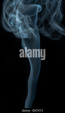 Il fumo su sfondo nero. Volteggi e arte Foto Stock
