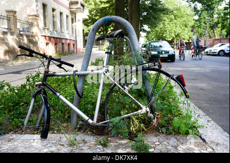 Bicicletta senza ruote bloccate su di un portabicicletta Foto Stock