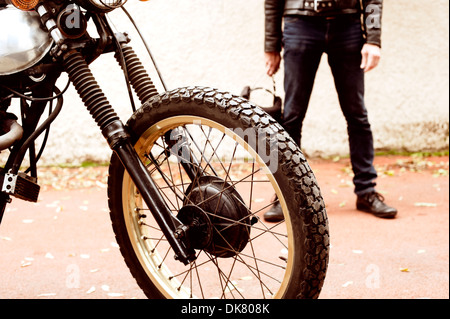 L uomo e la sua moto Foto Stock