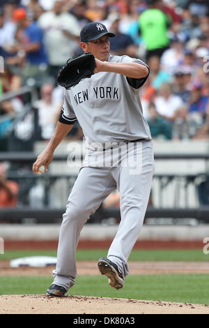 3 luglio 2011 - Flushing, New York, Stati Uniti - New York Yankees a partire lanciatore Freddy Garcia (36) passi durante il primo inning contro i New York Mets a Citi Field Flushing, New York. (Credito Immagine: © Debby Wong/Southcreek globale/ZUMAPRESS.com) Foto Stock