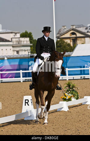 4 luglio 2011 - Londra, Inghilterra, Regno Unito - JULIAN STILLER (USA) Gunstone Wallstreet dressage. Il London 2012 Olympic Comitato Organizzatore (LOCOG) ospiterà il primo dei due test importanti eventi presso il parco di Greenwich come parte della sua Londra prepara la serie. Il parco di Greenwich Eventing Invitational è la prova equestre evento che seguita da il pentathlon moderno UIPM finale di Coppa del mondo. Foto Stock