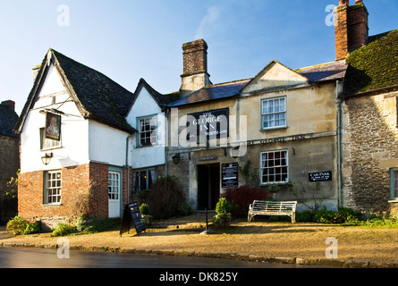 Il George Inn, un famoso pub nel pittoresco villaggio di Lacock, Wiltshire Foto Stock