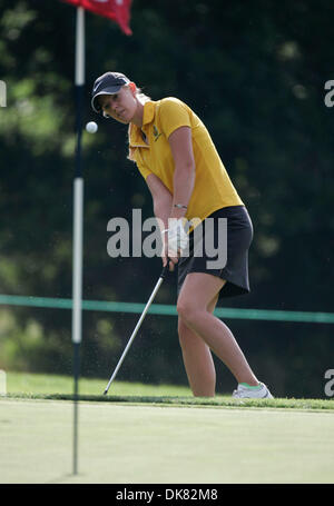 Lug 08, 2011 - Colorado Springs, Colorado, Stati Uniti - AMY ANDERSON chip sul foro 15 quando la riproduzione del LPGA U.S. Aprire il riavvio dopo la pioggia fermato giovedì di gioco al Broadmoor Country Club. (Credito Immagine: © avrà poteri/ZUMAPress.com) Foto Stock