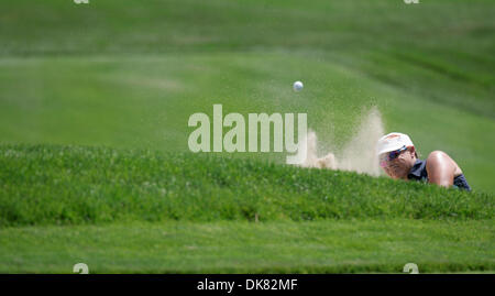 Lug 08, 2011 - Colorado Springs, Colorado, Stati Uniti - KAREN STUPPLES hits fuori il bunker di 18 quando la riproduzione del LPGA U.S. Aprire riprende dopo la pioggia fermato giovedì di gioco per una notte al Broadmoor Country Club. (Credito Immagine: © avrà poteri/ZUMAPress.com) Foto Stock