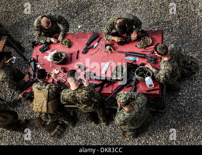 Marines americani con il quindicesimo Marine Expeditionary Unit pulire le loro armi dopo il completamento di un piccolo-braccia esercizio al Marine Corps base Camp Pendleton Novembre 25, 2013 in Pendleton, CA. Foto Stock