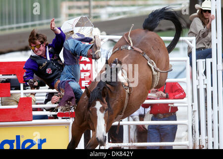 9 luglio 2011 - Calgary, Alberta, Canada - Bareback rider Tilden Hooper di Cartagine, TX viene contrastato off Cool pezzi alla Calgary Stampede a Calgary, AB, Canada. (Credito Immagine: © Matt Cohen/Southcreek globale/ZUMAPRESS.com) Foto Stock