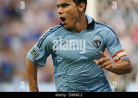 9 luglio 2011 - Kansas City, Kansas, Stati Uniti - Sporting KC avanti Omar Bravo (99) festeggia dopo aver segnato il gioco obiettivo di legatura in 92minuti. Sporting KC legato Chivas USA 1-1 a LIVESTRONG Sporting Park. Kansas City, Kansas. (Credito Immagine: © Tyson Hofsommer/Southcreek globale/ZUMAPRESS.com) Foto Stock
