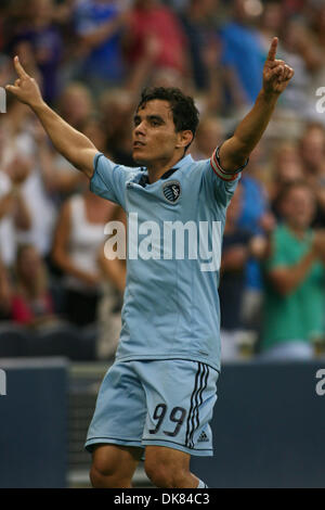 9 luglio 2011 - Kansas City, Kansas, Stati Uniti - Sporting KC avanti Omar Bravo (99) festeggia dopo aver segnato il gioco obiettivo di legatura in 92minuti. Sporting KC legato Chivas USA 1-1 a LIVESTRONG Sporting Park. Kansas City, Kansas. (Credito Immagine: © Tyson Hofsommer/Southcreek globale/ZUMAPRESS.com) Foto Stock