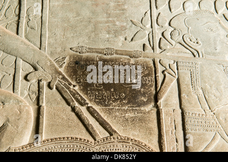 Storia indù carving in Angkor Wat gallery, Siem Reap, Cambogia Foto Stock