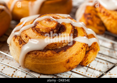 In casa Cinnamon Roll pasticceria con glassa alla vaniglia Foto Stock