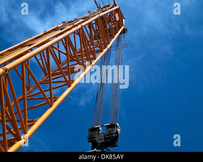 Grande gru in cantiere guarda nel profondo del cielo Foto Stock