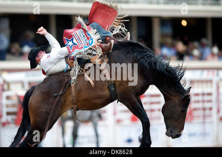 Luglio 10, 2011 - Calgary, Alberta, Canada - Bareback rider Kaycee Feild di Payson, UT rides polvere Bunny a Calgary Stampede a Calgary, AB, Canada. (Credito Immagine: © Matt Cohen/Southcreek globale/ZUMAPRESS.com) Foto Stock