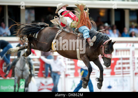 Luglio 10, 2011 - Calgary, Alberta, Canada - Bareback rider Jason rifugio di Prineville, o passeggiate Rapper Margie a Calgary Stampede a Calgary, AB, Canada. (Credito Immagine: © Matt Cohen/Southcreek globale/ZUMAPRESS.com) Foto Stock