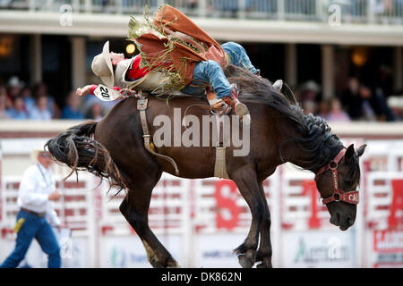 Luglio 10, 2011 - Calgary, Alberta, Canada - Bareback rider Jason rifugio di Prineville, o passeggiate Rapper Margie a Calgary Stampede a Calgary, AB, Canada. (Credito Immagine: © Matt Cohen/Southcreek globale/ZUMAPRESS.com) Foto Stock