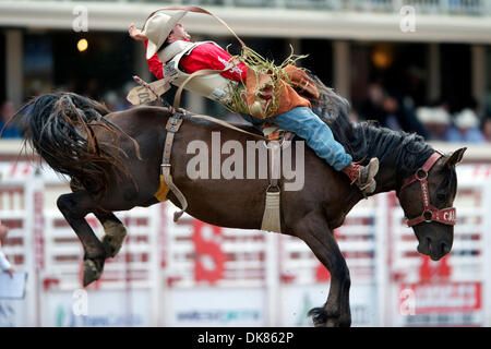 Luglio 10, 2011 - Calgary, Alberta, Canada - Bareback rider Jason rifugio di Prineville, o passeggiate Rapper Margie a Calgary Stampede a Calgary, AB, Canada. (Credito Immagine: © Matt Cohen/Southcreek globale/ZUMAPRESS.com) Foto Stock