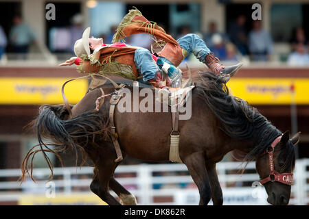 Luglio 10, 2011 - Calgary, Alberta, Canada - Bareback rider Jason rifugio di Prineville, o passeggiate Rapper Margie a Calgary Stampede a Calgary, AB, Canada. (Credito Immagine: © Matt Cohen/Southcreek globale/ZUMAPRESS.com) Foto Stock