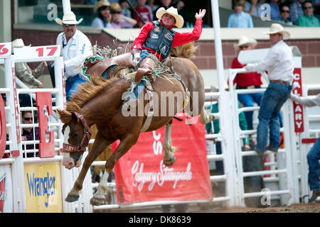 Luglio 10, 2011 - Calgary, Alberta, Canada - Bareback rider Ryan grigio di Pietroburgo, TX giostre rotte addetta alla Calgary Stampede a Calgary, AB, Canada. (Credito Immagine: © Matt Cohen/Southcreek globale/ZUMAPRESS.com) Foto Stock