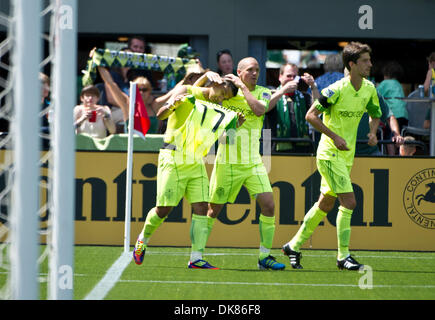 Luglio 10, 2011 - Portland, Oregon, Stati Uniti d'America - Seattle Fredy Montero (17) celebra un obiettivo con i suoi compagni di squadra durante una sequenza di lunghezza massima MLS partita di calcio tra i legnami di Portland e il Seattle Sirene Luglio 10, 2011a Campo Jeld-Wen a Portland, Oregon. (Credito Immagine: © Jim Z. Rider/ZUMAPRESS.com) Foto Stock