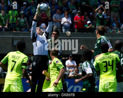 Luglio 10, 2011 - Portland, Oregon, Stati Uniti d'America - Seattle il portiere Kasey Keller si ferma un tiro in porta durante una sequenza di lunghezza massima MLS partita di calcio tra i legnami di Portland e il Seattle Sirene Luglio 10, 2011a Campo Jeld-Wen a Portland, Oregon. (Credito Immagine: © Jim Z. Rider/ZUMAPRESS.com) Foto Stock