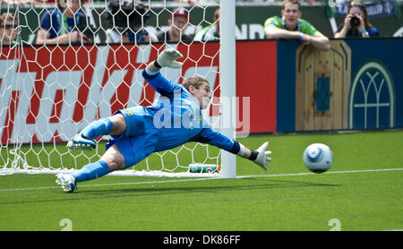 Luglio 10, 2011 - Portland, Oregon, Stati Uniti d'America - Portland il portiere Troy Perkins permette un altro obiettivo durante una sequenza di lunghezza massima MLS partita di calcio tra i legnami di Portland e il Seattle Sirene Luglio 10, 2011a Campo Jeld-Wen a Portland, Oregon. (Credito Immagine: © Jim Z. Rider/ZUMAPRESS.com) Foto Stock