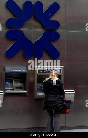 Londra REGNO UNITO. 3 dicembre 2013.Londra UK. Il 3° dicembre 2013. Un cliente utilizza un ATM al di fuori di un RBS filiale di banca come Natwest e (RBS) Royal Bank of Scotland ha segnalato un problema del computer che ha impedito a milioni di utenti di effettuare pagamenti e accesso di account su Cyber lunedì 2 dicembre una delle più affollate giornate di shopping dell'anno.Londra, Regno Unito. 3 Dic 2013. Credito: amer ghazzal/Alamy Live News Foto Stock