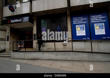 Londra REGNO UNITO. 3 dicembre 2013.Londra UK. Il 3° dicembre 2013. Un cliente utilizza un ATM al di fuori di un Natwest parte del (RBS) Royal Bank of Scotland che ha riportato un computer glitch che ha impedito a milioni di utenti di effettuare pagamenti e accesso di account su Cyber lunedì 2 dicembre una delle più affollate giornate di shopping dell'anno.Londra, Regno Unito. 3 Dic 2013. Credito: amer ghazzal/Alamy Live News Foto Stock