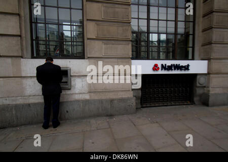 Londra REGNO UNITO. 3 dicembre 2013.Londra UK. Il 3° dicembre 2013. Un cliente utilizza un ATM al di fuori di un Natwest Bank filiale di parte (RBS) Royal Bank of Scotland che ha riportato un computer glitch che ha impedito a milioni di utenti di effettuare pagamenti e accesso di account su Cyber lunedì 2 dicembre una delle più affollate giornate di shopping dell'anno. RBS è probabile che faccia un miliardo di sterline bill per aggiornare i propri sistemi informatici.Londra, Regno Unito. 3 Dic 2013. Credito: amer ghazzal/Alamy Live News Foto Stock